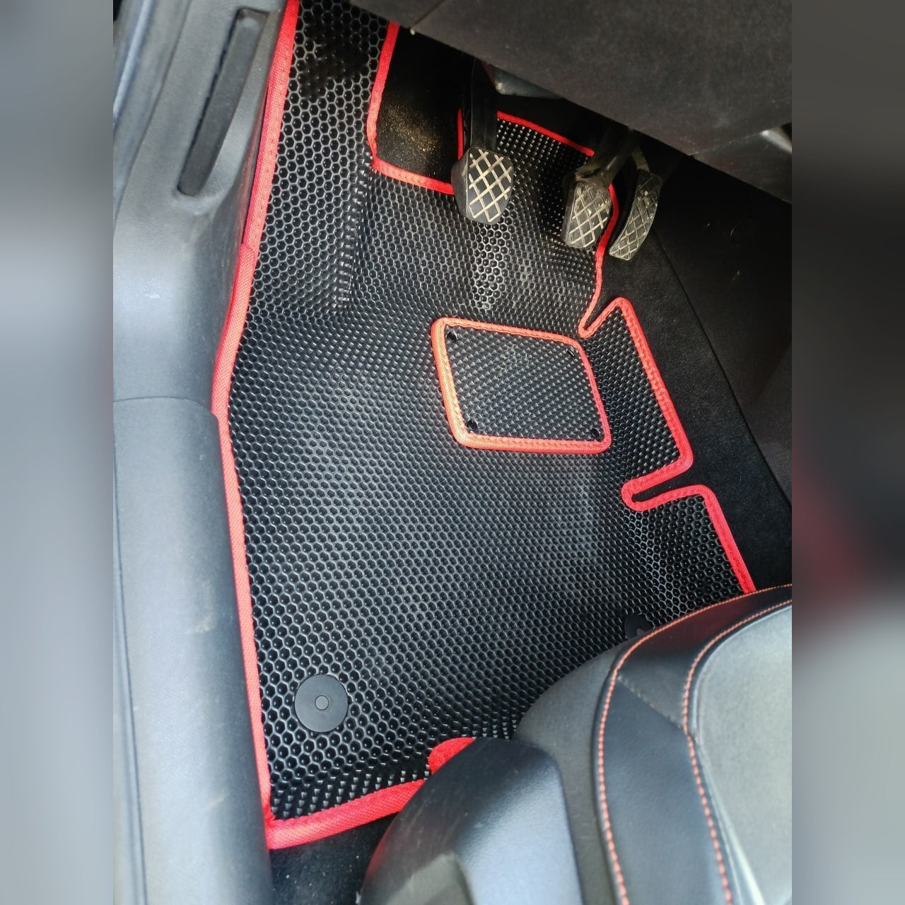 SEAT Leon 3 gen 2012-2020, czarny-czerwony